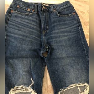 Like New - Women’s Levi’s Ripped Jeans - size 29
